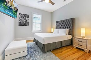 Spacious 5BR Urban Retreat by Hosteeva