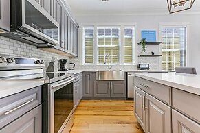 Spacious 5BR Urban Retreat by Hosteeva