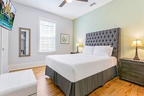 Spacious 5BR Urban Retreat by Hosteeva