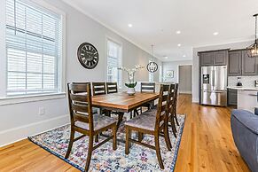 Spacious 5BR Urban Retreat by Hosteeva