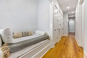 Spacious 5BR Urban Retreat by Hosteeva