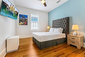 Spacious 5BR Urban Retreat by Hosteeva