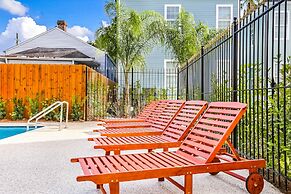 Spacious 5BR Urban Retreat by Hosteeva