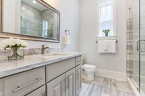 Brand New 4 BR w Pool by Hosteeva