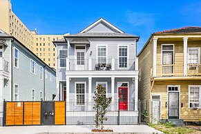 Brand New 4 BR w Pool by Hosteeva