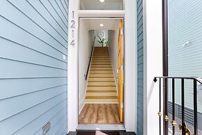 Amazing 4BR w Balcony by Hosteeva