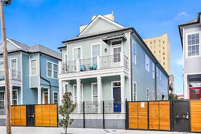 Amazing 4BR w Balcony by Hosteeva