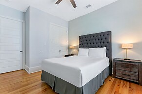 Amazing 4BR w Balcony by Hosteeva