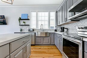 Amazing 4BR w Balcony by Hosteeva