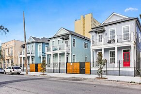 Amazing 4BR w Balcony by Hosteeva