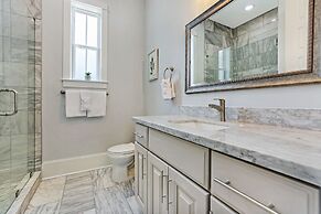 Amazing 4BR w Balcony by Hosteeva