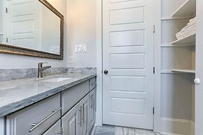 Amazing 4BR w Balcony by Hosteeva