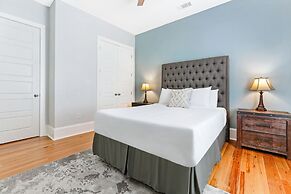 Amazing 4BR w Balcony by Hosteeva