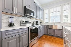 Stunning 4 & 5 BRs w Pool by Hosteeva