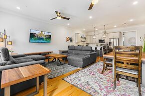 Stunning 4 & 5 BRs w Pool by Hosteeva