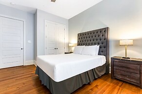 Stunning 4 & 5 BRs w Pool by Hosteeva