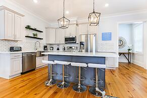 Stunning 4 & 5 BRs w Pool by Hosteeva