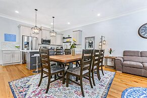 Stunning 4 & 5 BRs w Pool by Hosteeva