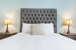 Stunning 4 & 5 BRs w Pool by Hosteeva