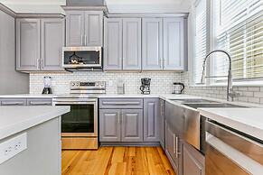 Stunning 4 & 5 BRs w Pool by Hosteeva