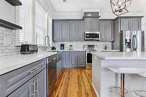 Stunning 4 & 5 BRs w Pool by Hosteeva