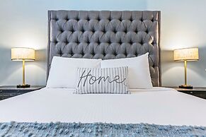 Stunning 4 & 5 BRs w Pool by Hosteeva