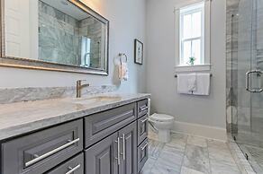 Stunning 4 & 5 BRs w Pool by Hosteeva