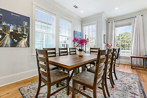 Stunning 4 & 5 BRs w Pool by Hosteeva