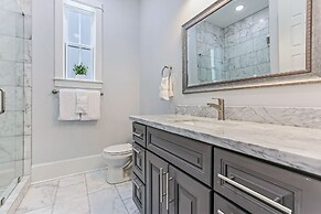 Stunning 4 & 5 BRs w Pool by Hosteeva