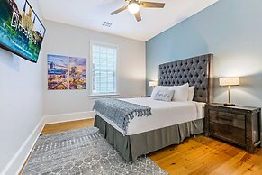 Stunning 4 & 5 BRs w Pool by Hosteeva