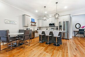 Stunning 4 & 5 BRs w Pool by Hosteeva