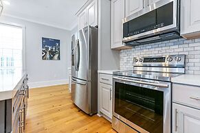 Stunning 4 & 5 BRs w Pool by Hosteeva