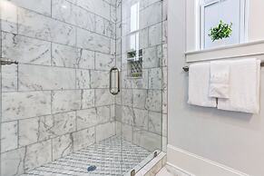 Stunning 4 & 5 BRs w Pool by Hosteeva