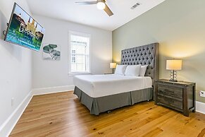 Stunning 4 & 5 BRs w Pool by Hosteeva