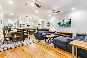 Stunning 4 & 5 BRs w Pool by Hosteeva