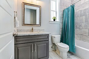 Stunning 4 & 5 BRs w Pool by Hosteeva