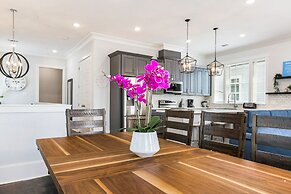 Stunning 4 & 5 BRs w Pool by Hosteeva