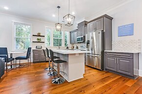 Stunning 4 & 5 BRs w Pool by Hosteeva