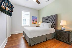 Stunning 4 & 5 BRs w Pool by Hosteeva