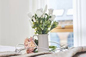 Modern Deluxe Leeds City Apt Balcony View