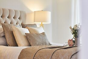 Modern Deluxe Leeds City Apt Balcony View