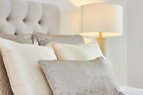 Modern Deluxe Leeds City Apt Balcony View