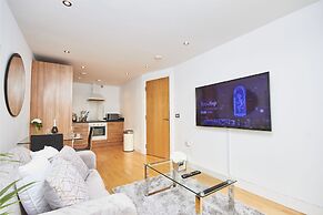 Modern Deluxe Leeds City Apt Balcony View