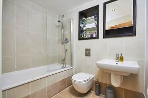 Modern Deluxe Leeds City Apt Balcony View