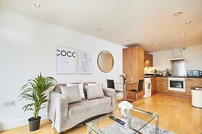 Modern Deluxe Leeds City Apt Balcony View