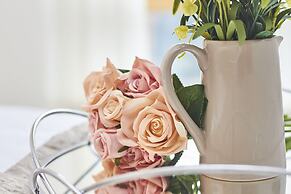 Modern Deluxe Leeds City Apt Balcony View