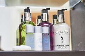 Modern Deluxe Leeds City Apt Balcony View