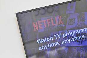 Modern Deluxe Leeds City Apt Balcony View