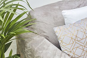 Modern Deluxe Leeds City Apt Balcony View