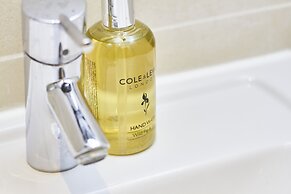 Modern Deluxe Leeds City Apt Balcony View